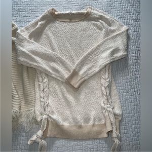 Umgee pull over with side details that tie size medium